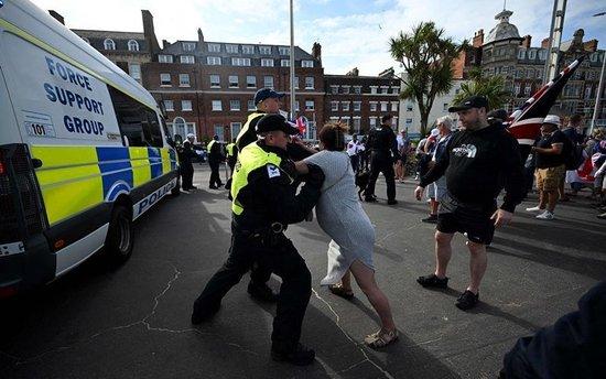 英国超1000人参与骚乱被捕