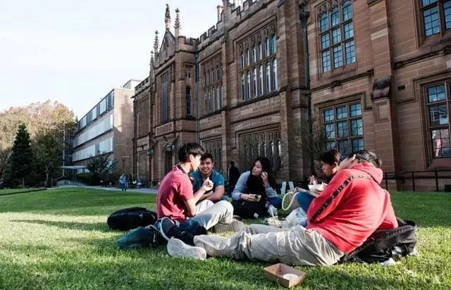 中国留学生上课讲中文，澳洲被指降低教学标准，本土学生怒斥