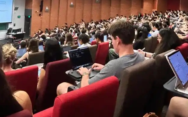 在澳留学生假期做出不同选择，有华人留学生留澳打工赚学费