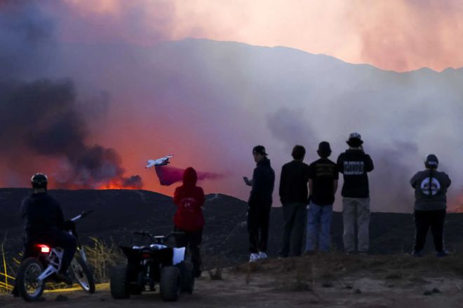 洛杉矶又爆发新山火,超5万人收到疏散命令和警告! 洛杉矶又爆发新山火,超5万人收到疏散命令和警告!